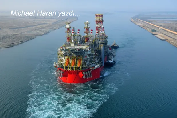 Mısır Süveyş Kanalı İdaresi'nden elde edilen 3 Haziran 2022 tarihli bir fotoğraf, Süveyş Kanalı boyunca Energean'a ait yüzer üretim, depolama ve boşaltma gemisini çeken bir römorkörü gösteriyor