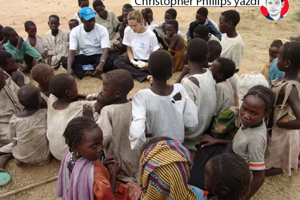 BM İyi Niyet Elçisi Amerikalı aktris Angelina Jolie, Batı Darfur'da yerinden edilmiş çocuklarla birlikte, 28 Ekim 2004 (Reuters)