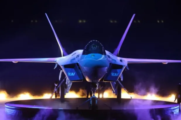 Güney Kore'nin ilk yerli savaş uçağı olan KF-X savaş uçağının ilk prototipi (EPA)