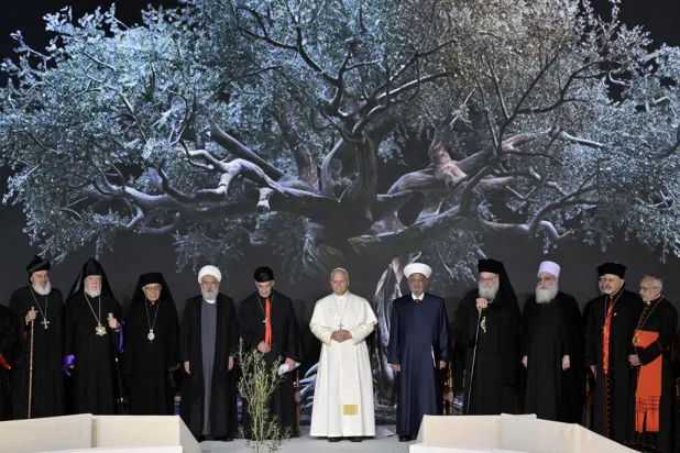 01 December 2025, Lebanon, Beirut: Pope Leo XIV (C) poses for a picture with various Lebanese religious leaders during an interfaith and ecumenical meeting at the Martyrs' Square in Beirut, on the second day of his apostolic visit to Lebanon. (dpa) 