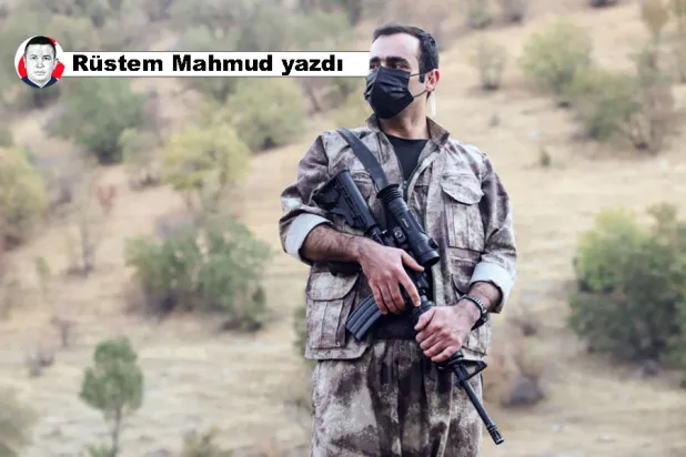 PKK'nın Türkiye'den tamamen çekildiğini açıkladığı Kuzey Irak'taki Kandil bölgesinde düzenlenen törende bir PKK militanı, 26 Ekim 2025 (AFP)