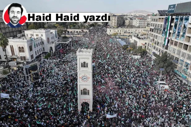 Hama’da Beşşar Esed rejiminin düşüşünün birinci yıldönümünü kutlayan büyük kalabalık, 5 Aralık 2025 (AFP)
