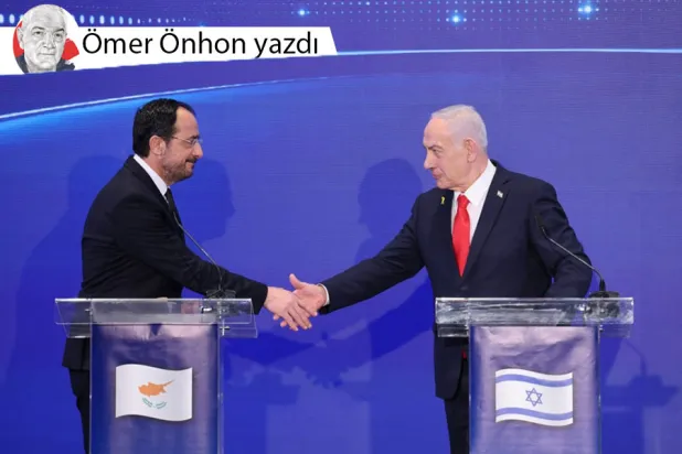 İsrail Başbakanı Binyamin Netanyahu, 22 Aralık 2025'te Kudüs'te düzenlenen üçlü toplantının ardından yapılan ortak basın toplantısında GKRY Cumhurbaşkanı Nikos Hristodulidis ve Yunanistan Başbakanı Kiriakos Miçotakis ile el sıkışıyor. (AFP)