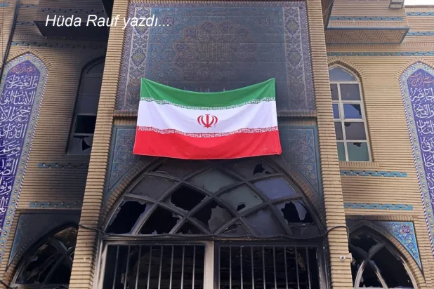  Son halk protestoları sırasında hasar gören Beheşti Cami’ndeki İran bayrağı, Tahran, 21 Ocak 2026 (AFP)