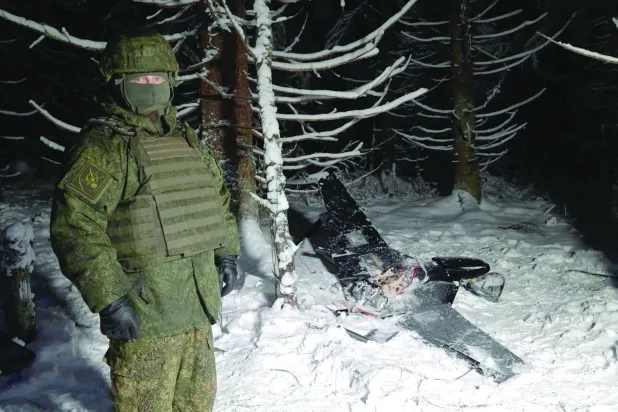 صورة من فيديو وزّعته وزارة الدفاع الروسية لحطام مسيّرة أوكرانية في موقع غير محدّد (أ.ب)