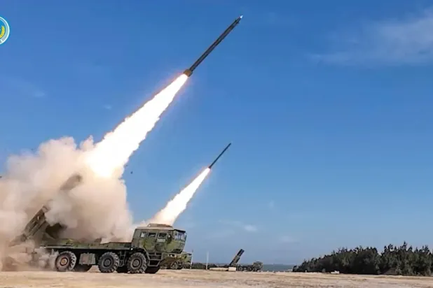 Çin kuvvetleri salı günü Tayvan'ın güneyinde düzenlenen tatbikatlarda iki füze ateşledi (Reuters)