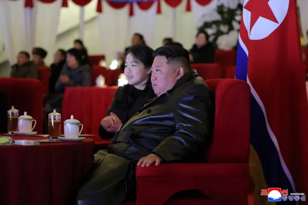 Kim Jong Un ve kızı Pyongyang'da düzenlenen Yeni Yıl kutlamalarına katıldı (Reuters)
