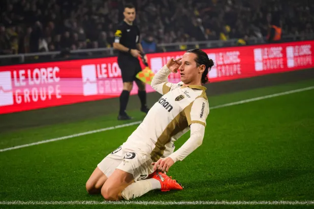 لانس المتصدر بقيادة الجناح فلوريان توفان (أ.ف.ب)