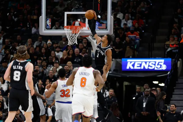 فيكتور ويمبانياما يسجِّل ويقود فريقه نحو الفوز (أ.ف.ب)