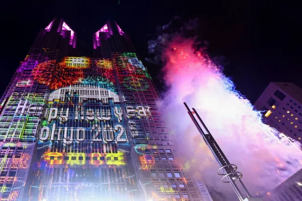 احتفالات بداية العام الجديد في العاصمة اليابانية طوكيو (رويترز)