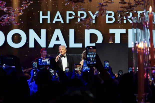 الرئيس الأميركي دونالد ترمب خلال احتفاله ببداية العام الجديد في منتجع مارالاغو الساحلي بولاية فلوريدا (رويترز)