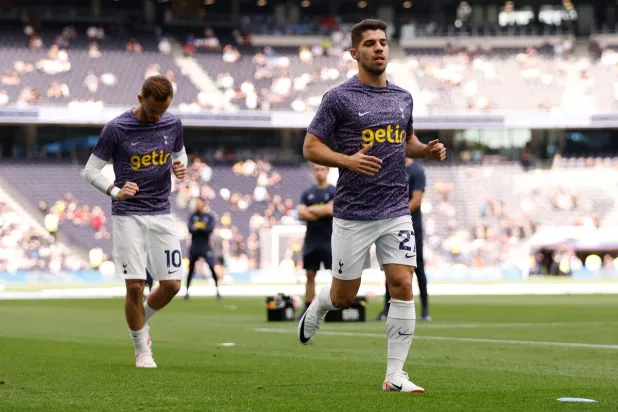 مانور سولومون (يمين) (رويترز)