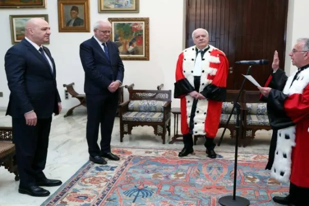 النائب العام التمييزي القاضي جمال الحجار يتلو قسم اليمين أمام الرئيس اللبناني جوزيف عون بحضور وزير العدل عادل نصار ورئيس مجلس القضاء الأعلى القاضي سهيل عبود في أبريل 2025 (أرشيفية - الرئاسة اللبنانية)