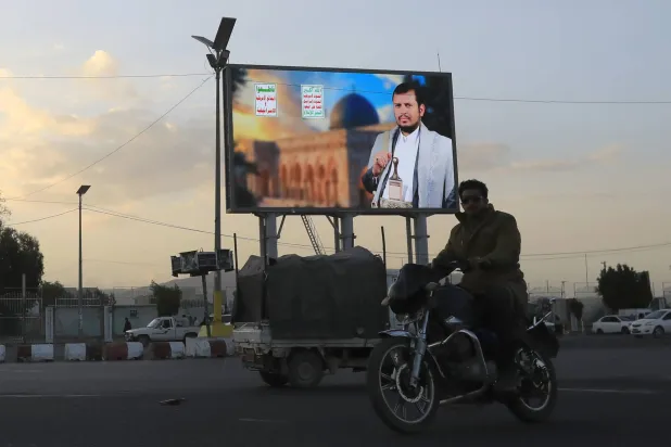 الحوثيون يضفون هالة من التقديس الديني على زعيمهم عبد الملك الحوثي (إ.ب.أ)