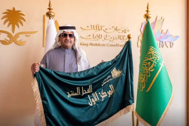 حصل على المركز الأول الأمير سلطان بن سعود بن محمد في لون «الحمر» (نادي الإبل)