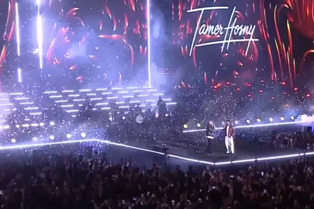 تامر حسني وتامر عاشور شاركا في إحياء الحفل (قناة الحياة على «يوتيوب»)