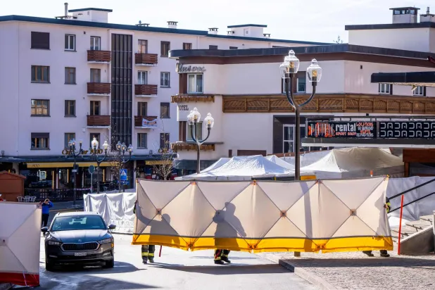 الشرطة ورجال الإطفاء يضعون حواجز حول حانة «لو كونستيلاسيون» (أ.ف.ب)