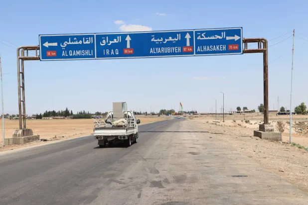 لافتة مرورية تشير إلى مناطق «الإدارة الذاتية» شمال شرقي سوريا (الشرق الأوسط)