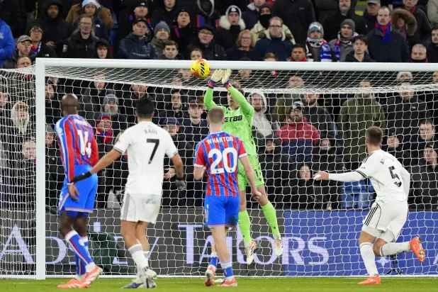 حارس كريستال بالاس دين هندرسون يتصدى لإحدى الكرات أمام فولهام (د.ب.أ)