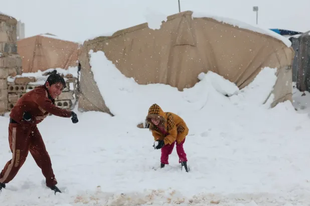 Çocuklar, Halep'in kuzeyindeki kırsal kesimde, Azez kenti yakınlarındaki bir mülteci kampında karda oynuyor (Reuters)