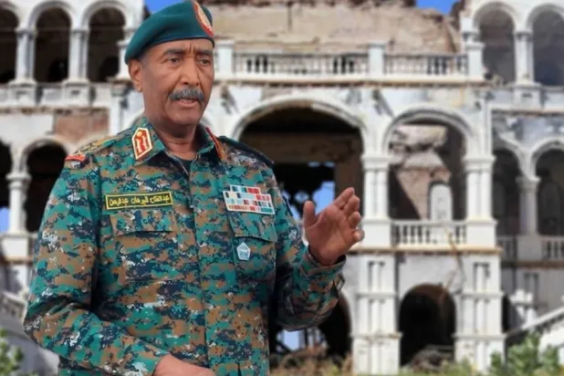 البرهان في لقطة من تسجيل مصور أمام القصر الجمهوري بالعاصمة الخرطوم (وكالة الأنباء السودانية)