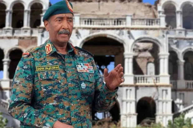 El-Burhan, başkent Hartum'daki Cumhurbaşkanlığı Sarayı önünde video kaydından alınan bir karede (Sudan Haber Ajansı)