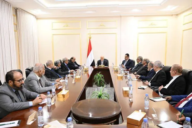 العليمي مجتمعاً في الرياض مع هيئة المستشارين (سبأ)