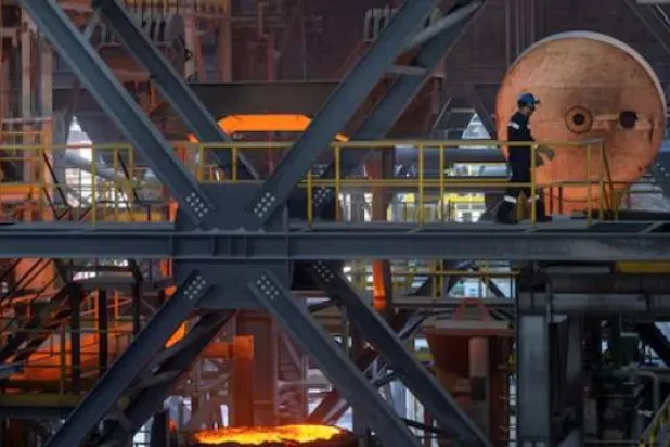 عامل في قطاع الصلب يمشي داخل فرن القوس الكهربائي بمصنع «هاسجيليك» بالقرب من بيليكجيك (رويترز)