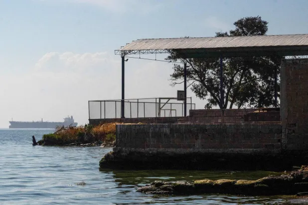 ناقلة نفطية تبحر مقابل ساحل مدينة مراكايبو الفنزويلية (أ.ف.ب)