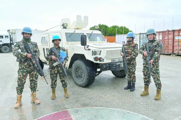 عناصر من «اليونيفيل» خلال دورية في بلدة ميس الجبل بجنوب لبنان (إ.ب.أ)