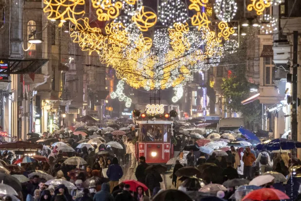 تدفق آلاف إلى شارع الاستقلال في منطقة تقسيم في إسطنبول للاحتفال باستقبال العام الجديد وسط ظروف اقتصادية ضاغطة (رويترز)