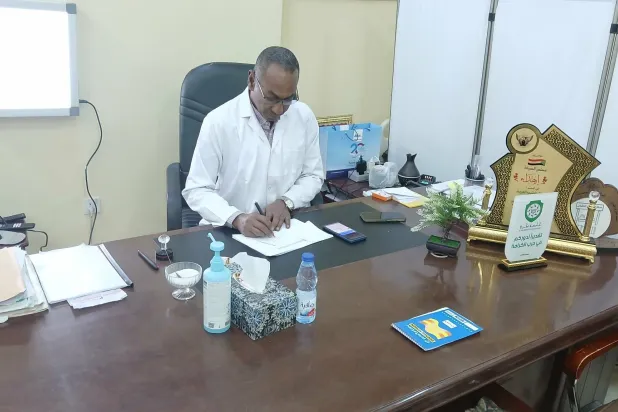 مدير «مستشفى النو» الطبيب جمال الطيب الحاصل على جائزة «أورورا» الإنسانية في مكتبه (الشرق الأوسط)