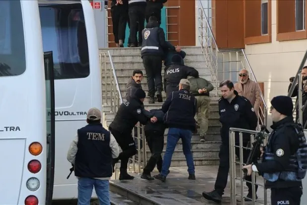 عناصر من قوات مكافحة الإرهاب في يالوفا في أثناء نقل موقوفين من «داعش» إلى المحكمة (الداخلية التركية)