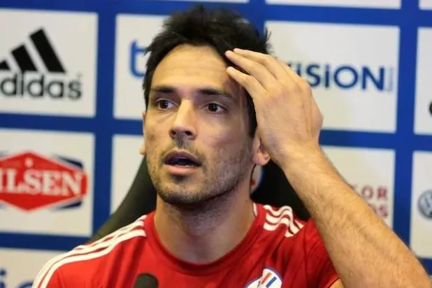 الأسطورة السابق لمنتخب باراغواي روكي سانتا كروز (رويترز)