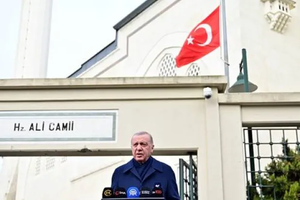 الرئيس التركي رجب طيب إردوغان متحدثاً لصحافيين في إسطنبول الجمعة (الرئاسة التركية)