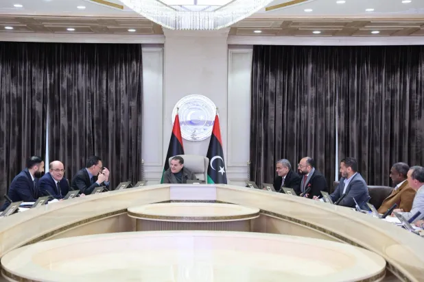 الدبيبة يستمع إلى حديث وزير الاقتصاد والتجارة في حكومته ضمن اجتماع موسع لمتابعة السوق (حكومة «الوحدة»)