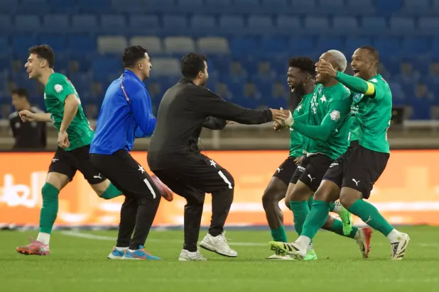 احتفالية كبيرة للنجمة بهدف التعادل في الوقت بدل الضائع (تصوير: نايف العتيبي)