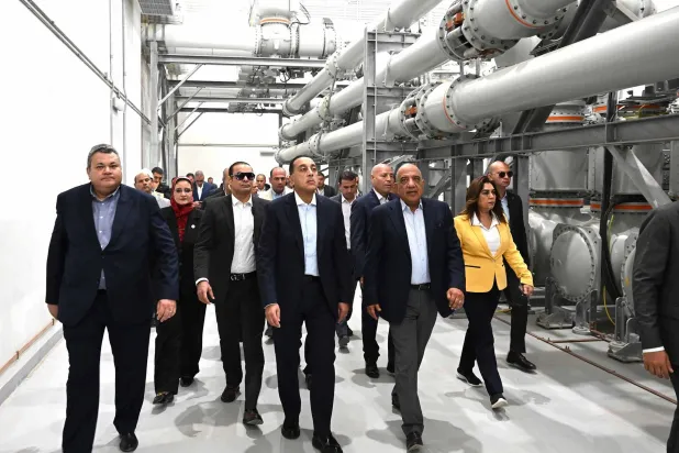 رئيس الوزراء المصري مصطفى مدبولي يتابع مراحل التشغيل التجريبي لمحطة الربط الكهربائي السعودي المصري بمدينة بدر (مجلس الوزراء المصري)