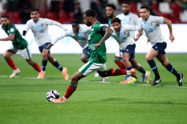 فينالدوم لدى تسجيله هدف الاتفاق الثاني من نقطة الجزاء (تصوير: مشعل القدير)