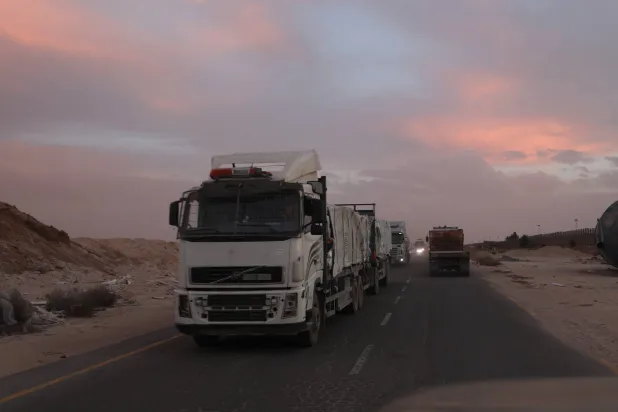 شاحنات تحمل مساعدات للفلسطينيين في غزة (إ.ب.أ)