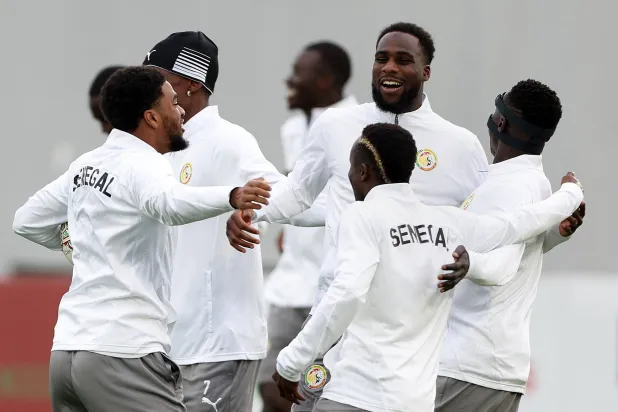 لاعبو السنغال خلال تدريباتهم الأخيرة (رويترز)