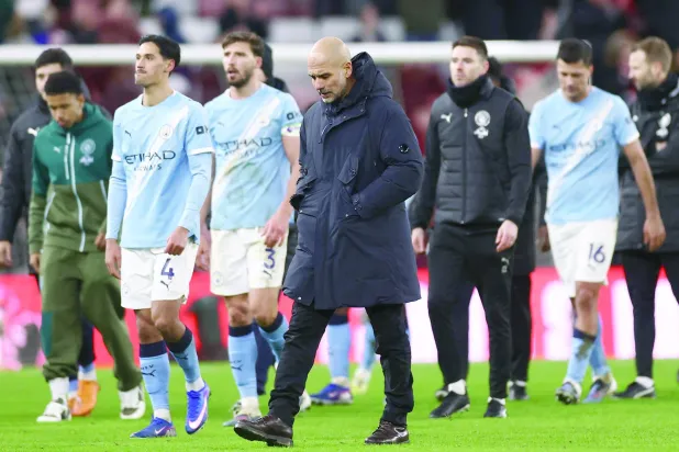 
غوارديولا وفريقه وأحزان إهدار نقطتين في سندرلاند (رويترز)