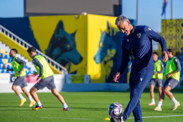 البرازيلي شاموسكا مدرب التعاون يداعب الكرة خلال الاستعدادات الأخيرة (موقع النادي)