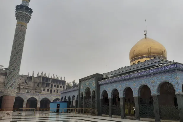 «مقام السيدة زينب» من الداخل ويبدو خالياً من الزوار ومن أعلام إيران ورموزها ورايات ميليشياتها (الشرق الأوسط)