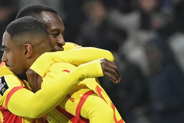 سعود عبدالحميد يحتفل مع ويسلي سعيد بعد الهدف الأول (أ.ف.ب)