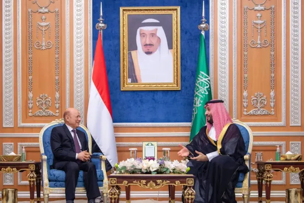 الأمير محمد بن سلمان ولي العهد السعودي لدى لقائه د. رشاد العليمي رئيس مجلس القيادة الرئاسي اليمني عام 2023 (واس)