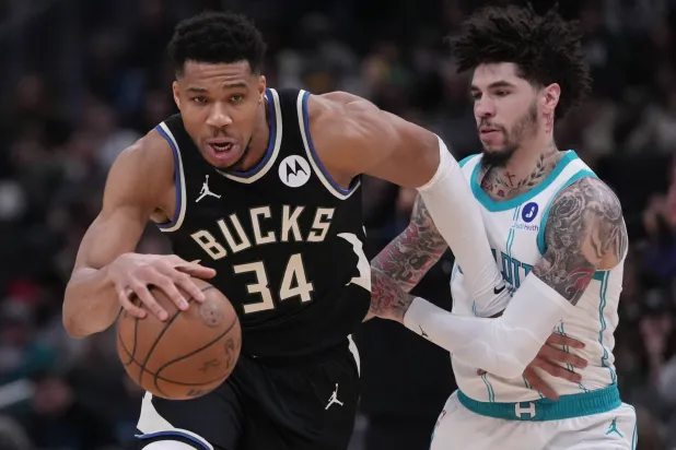 اليوناني يانيس أنتيتوكونمبو نجم باكس (أ.ب)