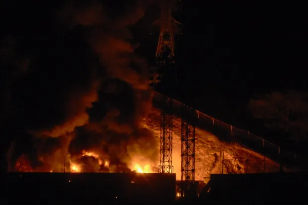 اندلاع حريق في «فورتي تيونا» أكبر مجمع عسكري في فنزويلا نتيجة هجوم عسكري أميركي على كاراكاس يوم 3 يناير 2026 (أ.ف.ب)