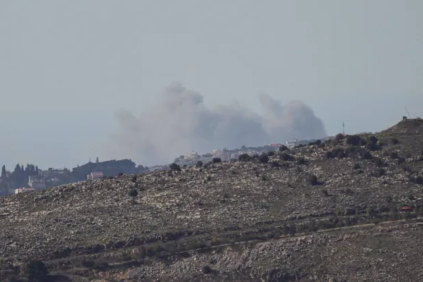 تصاعد الدخان بعد أن استهدفت طائرات حربية إسرائيلية بلدة الأنصار في قضاء النبطية (أ.ف.ب)