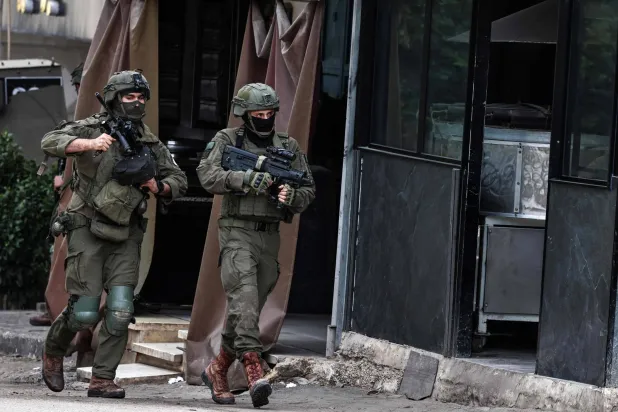 جنود إسرائيليون ينتشرون في أحد الشوارع خلال عملية عسكرية بالضفة الغربية (أ.ف.ب)
